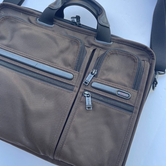 TUMI brown nylon large screen laptop case 17” - Picture 2 of 11